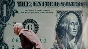 الجنيه يستعيد عافيته.. هبوط جديد يضرب سعر الدولار في بداية التعاملات البنكية