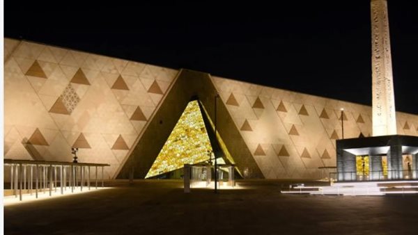 الذكاء الاصطناعي يضع صورتك بالزي الفرعوني بجانب تمثال رمسيس الثاني في المتحف الكبير.