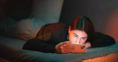 الضوء الأزرق المنبعث من هاتفك يوقف إنتاج هرمون النوم في دماغك