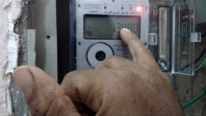 اللمبة الحمراء بعداد الكهرباء ليست إنذارًا بالخطر دائمًا: متى تستدعي تدخلًا فوريًا؟