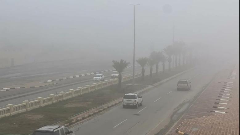 انخفاض الرؤية وانتشار الضباب يغلق الأجواء أمام السائقين في معظم مناطق البلاد خلال الساعات المقبلة