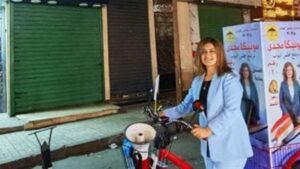 بالدراجة.. مرشحة مجلس النواب مونيكا مجدي تتحدى تقاليد الدعاية الانتخابية في شبرا.