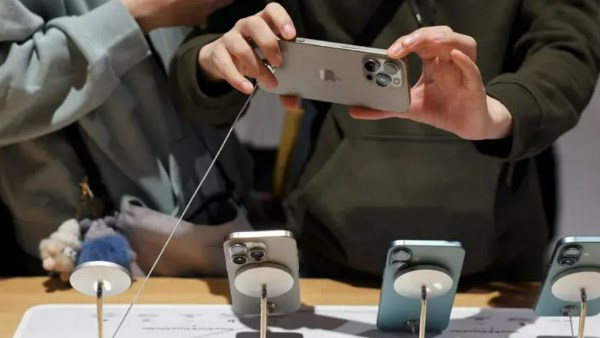 براءة اختراع لآبل ترسم ملامح تصميم آيفون 20: شاشة كاملة وكاميرا تحت الزجاج.