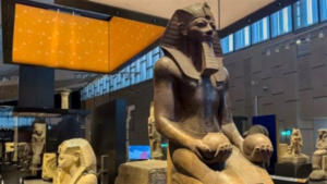 بعد 100 عام.. المتحف المصري الكبير يجمع كنوز توت عنخ آمون الكاملة في مكان واحد