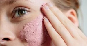 بمكونات من مطبخك.. استعيدي نضارة بشرتك واحمرار خدودك الطبيعي.