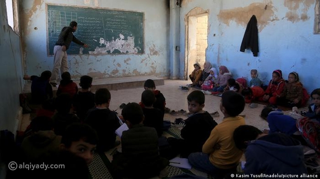 بين الأنقاض وداخل الخيام.. معركة يومية لإنقاذ التعليم في إدلب