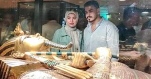 تابوت توت عنخ آمون الذهبي يواجه العالم من مقره الجديد بالمتحف الكبير