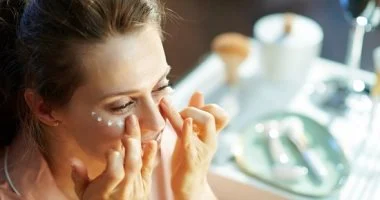 تجاعيد العين ليست حتمية.. مكونات من مطبخك تعيد بناء مرونة الجلد حولها