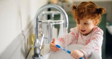 تحذير هيئة الغذاء والدواء الأمريكية: أقراص الفلورايد لا تحمي أسنان الأطفال بل قد تسبب لها ضررًا دائمًا.