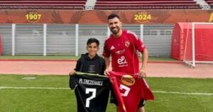 تريزيجيه يستقبل الطفل أنس بملعب التتش ويهديه قميصه