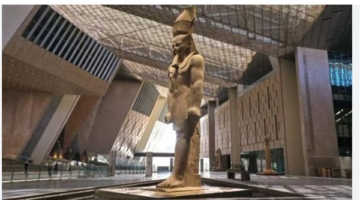 تمثال رمسيس الثاني يخرج من متحفه ليظهر في كاميرا هاتفك