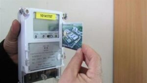 "خدمة العملاء وفرق الاستهلاك".. خصومات إجبارية تلتهم رصيد عداد الكهرباء مسبوق الدفع بعد الشحن مباشرة.