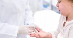 خطة عمل للمدارس والأهالي تضمن سلامة الطفل المصاب بالسكري يوميًا