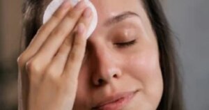 خطوة تتجاهلينها عند إزالة المكياج قد تسبب تلفًا مبكرًا لبشرتك