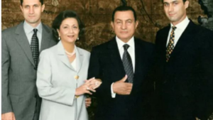 علاء مبارك ينهي الجدل برسالة حاسمة دفاعًا عن والدته سوزان مبارك.