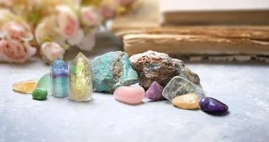 عند مفترق الطرق.. كيف تساعدك أحجار كريمة محددة على اتخاذ قرارات أكثر هدوءًا ووضوحًا؟