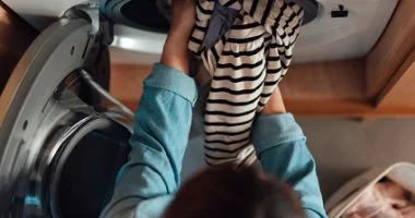 فرز الملابس بالألوان لا يكفي.. 6 عادات غسيل شائعة تتلف الأقمشة وتُبهت الأصباغ