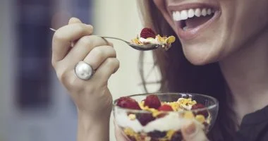 قائمة الـ100 سعر حراري: 20 وجبة خفيفة تمنحك الطاقة وتكبح شهيتك.