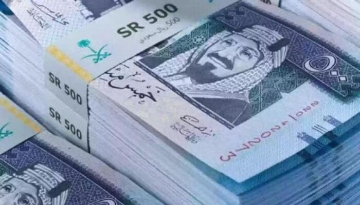 قفزة في سعر الريال السعودي تربك حسابات السفر للمملكة وتكاليف العمرة.