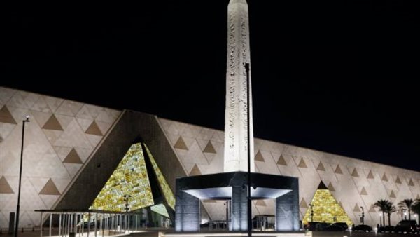 كم تبلغ تكلفة اقتناء عملات المتحف المصري الكبير التذكارية من الذهب والفضة؟