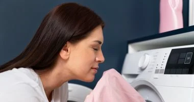 كوب من الخل الأبيض في الغسيل ينهي مشكلة بقع العرق الصفراء المستعصية.