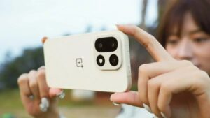 لماذا يتخلى المستخدمون عن الشاشات العملاقة لصالح الهواتف الصغيرة؟