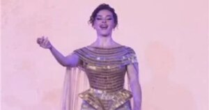 ليس علم الرينبو.. القصة الكاملة وراء علم السلام الذي رفعته شيرين طارق.