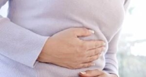 ليس مجرد إزعاج.. الانتفاخ والتجشؤ المتكرر قد يكونان إنذاراً لحالة مرضية كامنة.