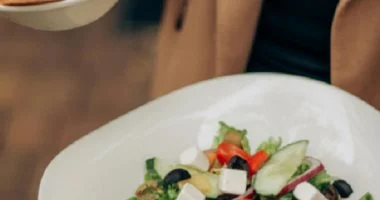 ليست قلة الحركة وحدها.. السبب الحقيقي لزيادة وزنك في الشتاء وكيف تتغلب عليه