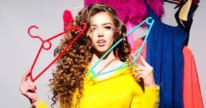 ليست مجرد أذواق.. العلم يكشف كيف تحدد ألوان ملابسك مستوى جاذبيتك.