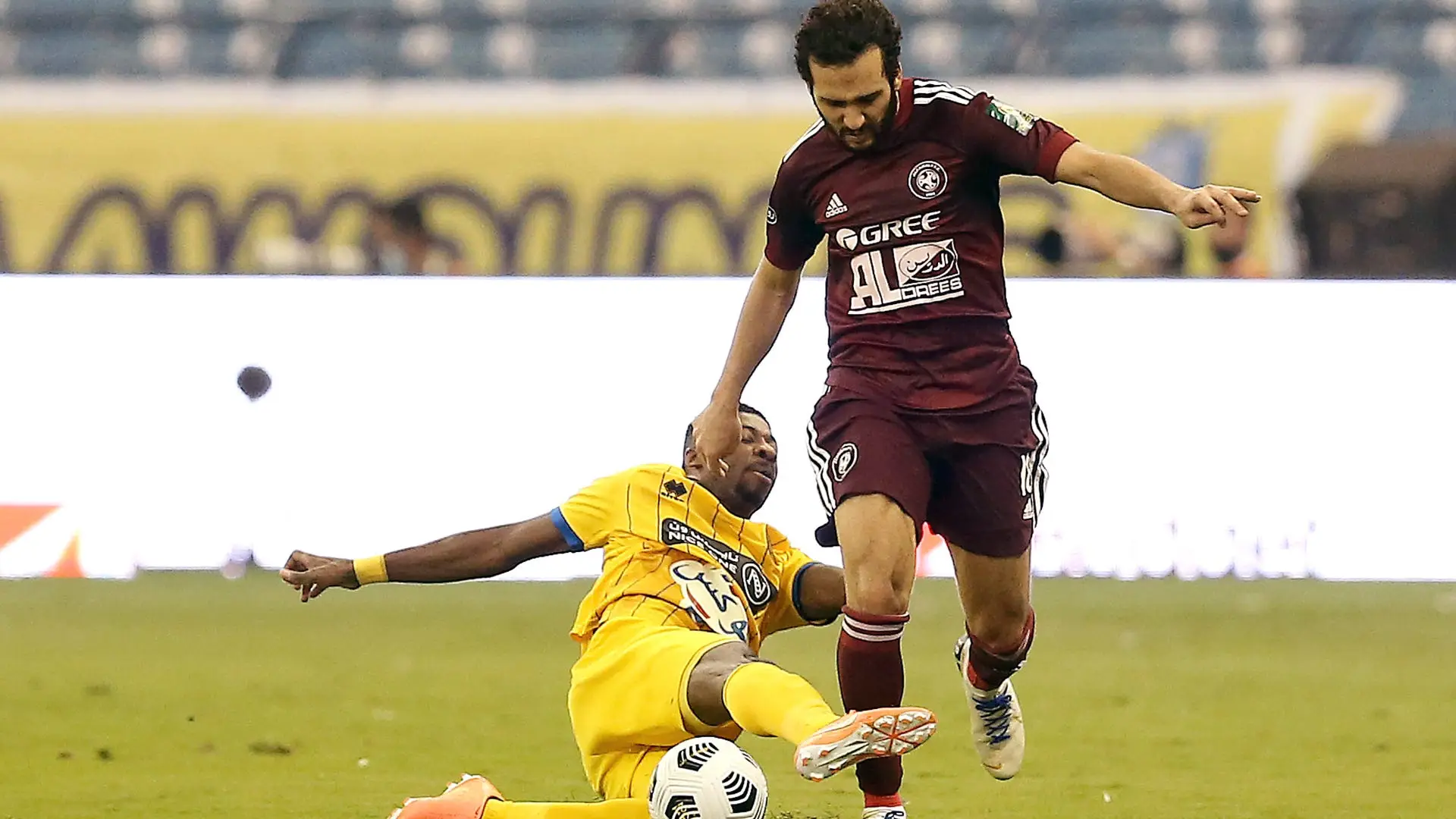 مستقبل محمد قاسم مع النصر يثير الجدل.. هل تنتهي رحلة الظهير الأيسر هذا الموسم؟