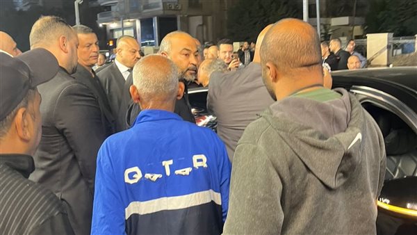 مشهد إنساني يمحو التعصب.. نجوم الأهلي والزمالك يلتفون حول محمد صبري في عزاء نجله.