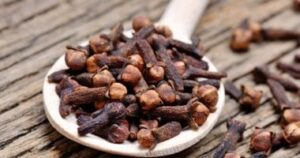 مضغ القرنفل بانتظام.. وسيلة طبيعية لتعزيز المناعة وضبط مستويات السكر.