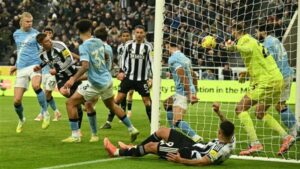 نيوكاسل يهزم مانشستر سيتي 2-1 في قمة الدوري الإنجليزي السبت 22 نوفمبر 2025