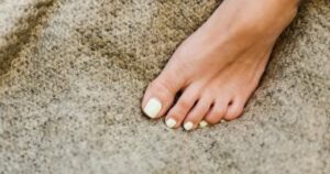 وخز وتنميل أصابع القدمين.. عرض غير متوقع يكشف نقص فيتامين ب12