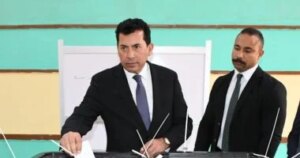 وزير الشباب والرياضة يدلى بصوته فى انتخابات مجلس النواب بالشروق