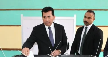 وزير الشباب والرياضة يدلى بصوته فى انتخابات مجلس النواب بالشروق