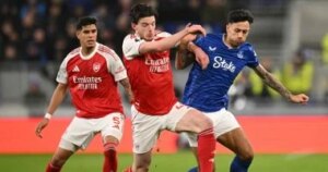 أرسنال يعود إلى صدارة الدوري الإنجليزي بعد فوز حاسم على إيفرتون
