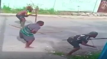 اشتباكات بالسهام تفاصيل صراع مسلح بين قبائل غينيا في شوارع