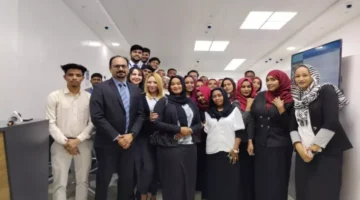 انتظار لمقعدين تكدس السودانيين أمام القنصلية السعودية لسداد رسوم التأشيرة.webp