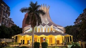 بأضواء عيد الميلاد الكاتدرائية الأسقفية بالزمالك تتزين بالكامل لاستقبال قداس