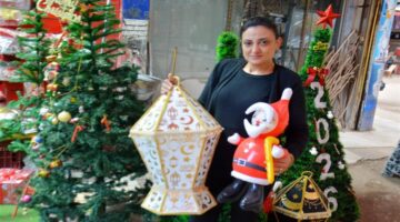بأيدي مصرية زينة الكريسماس في مدينة المحلة تنعش المبيعات قبل