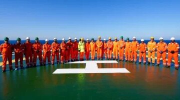 بئر جديد بخليج السويس وزير البترول يتابع بدء عمليات حفر