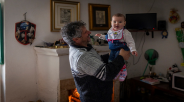 بعد 30 عامًا قرية إيطالية تحتفل بوصول أول مولودة لرفع