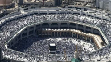 بين أروقة الحرم لقطات توثق إنقاذ رجل أمن لشخص حاول.webp