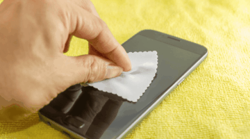 تحذير صحي خطوات تنظيف الهاتف بطريقة آمنة لتجنب نقل البكتيريا