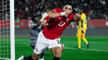 ثنائية مرموش نجم آينتراخت يسجل هدفه الثاني مع مصر في