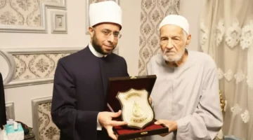 جنازة في الحسين أسامة الأزهري يؤم المصلين لتشييع الراحل منصور.webp