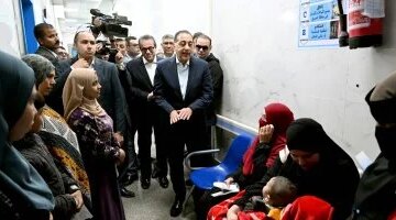 جولة ميدانية رئيس الوزراء يحاوره أهالي قرية الفهميين داخل مركز