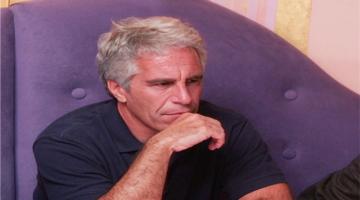 خاتم مصري تاريخي ملفات إبستين تكشف تفاصيل استغلال الضحايا بمقتنيات